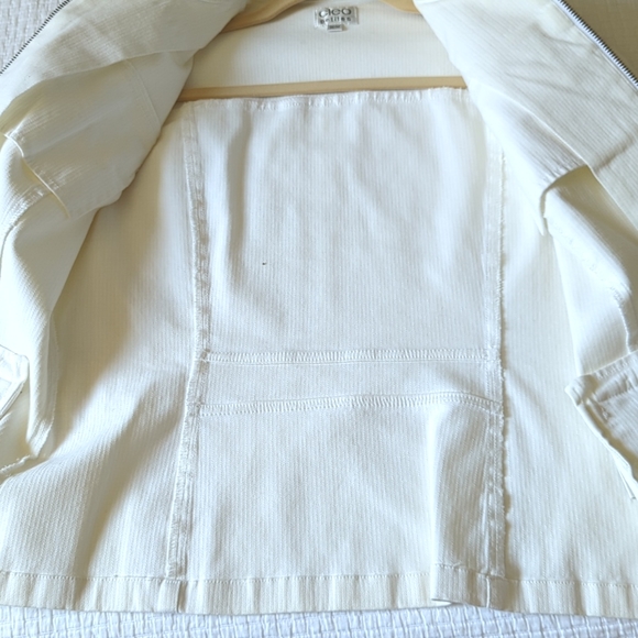 Womens Sz Medium Cream Jacket with Comfy Stretch & Cute Zipper & Button Detail - Picture 7 of 9